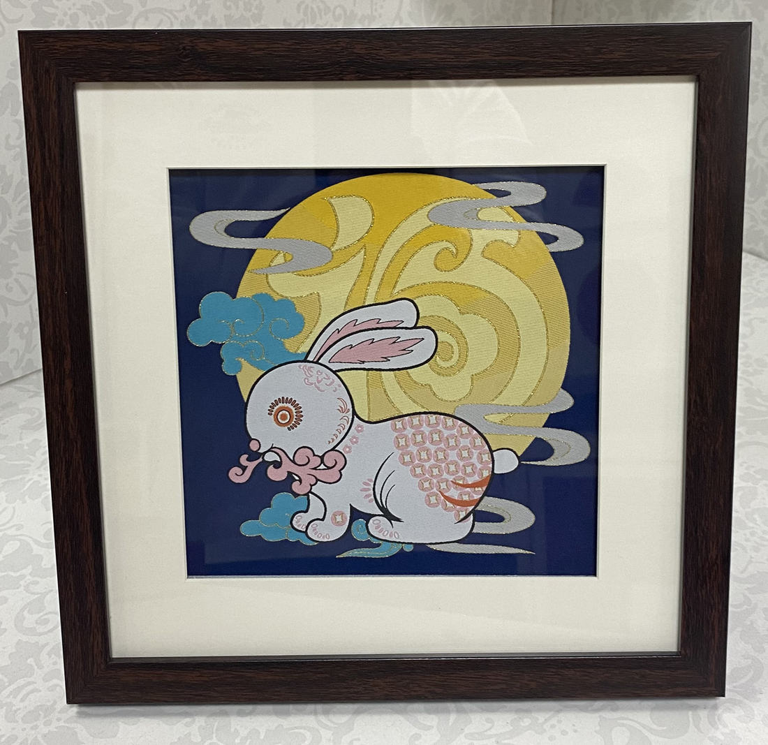 云锦《玉兔送?！?></a>
              </div>
              <div   id="tzvwpjb"   class="p2rc_title">
                <a href="/product/list-2/list-8/405.html" title="云锦《玉兔送?！? target="_blank">
                  <b>云锦《玉兔送?！?/b>
                </a>
              </div>
              <div   id="rw6ztst"   class="zixun">
                <span id="k4e4zqn"    class="zx1">
                  <a rel="nofollow" >在线咨询</a></span>
                <span id="u9rbbzo"    class="zx2">
                  <a href="/product/list-2/list-8/405.html">了解详情</a></span>
              </div>
            </li><li>
              <div   id="nyvmn9q"   class="p2rc_img">
                <a href="/product/list-2/list-10/404.html" title="云锦《玉兔送?！? target="_blank">
                  <img src=